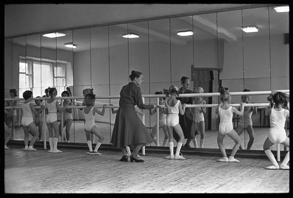 Детская хореографическая студия, 24 сентября 1981, г. Новокузнецк, Дворец культуры КМК. Выставки&nbsp;«10 лучших фотографий русского балета»&nbsp;и «За кулисами балета»&nbsp;с этим снимком.