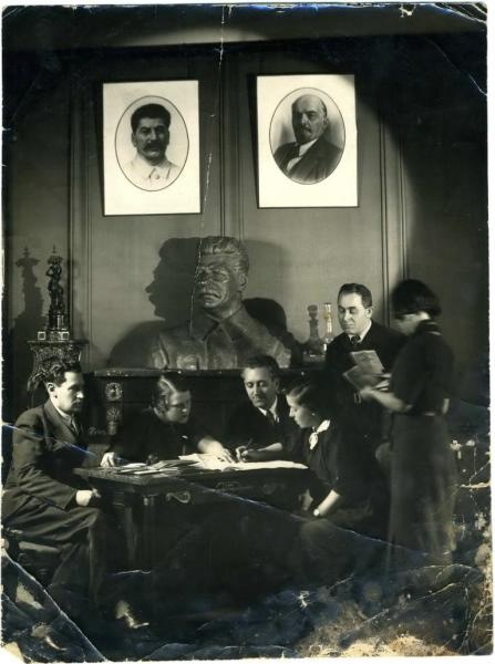 Групповой снимок на фоне бюста И. В. Сталина, 1930-е