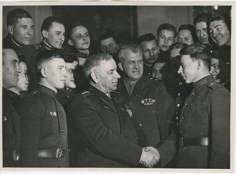 Встреча с молодыми солдатами, 1950 - 1953. В центре – генерал-полковник Николай Крылов.