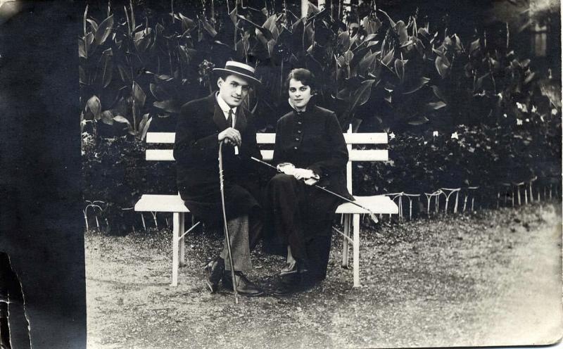 Портрет мужчины и женщины, 1910-е. Выставка «Трость» с этой фотографией.