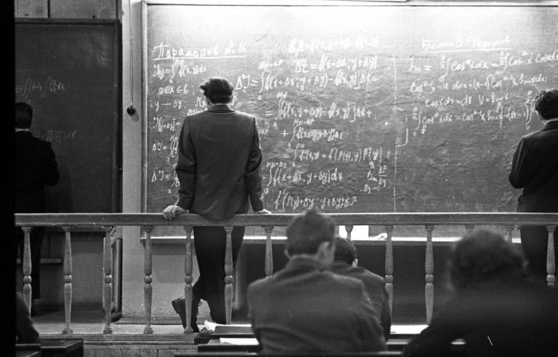 Экзамен по математике в ЛЭТИ, 1960-е, г. Ленинград. Видео&nbsp;«Учись, студент!», выставка «Пора экзаменов» с этой фотографией.