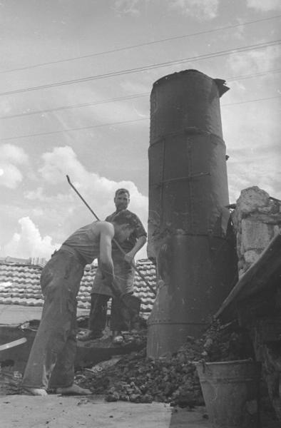 Литейный завод (бывший Зельцера). Рабочие у вагранки (малой плавильной печи), 2 августа 1940 - 31 декабря 1940, Молдавская ССР, г. Кишинев