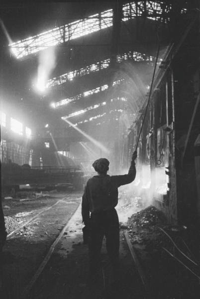 В мартеновском цеху. Охлаждение рабочего места, 1937 год, г. Магнитогорск