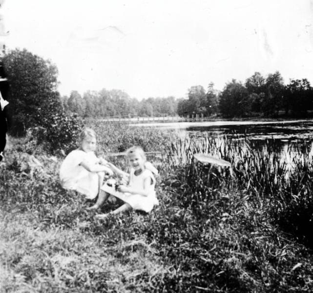 Девочки у пруда, 1910-е