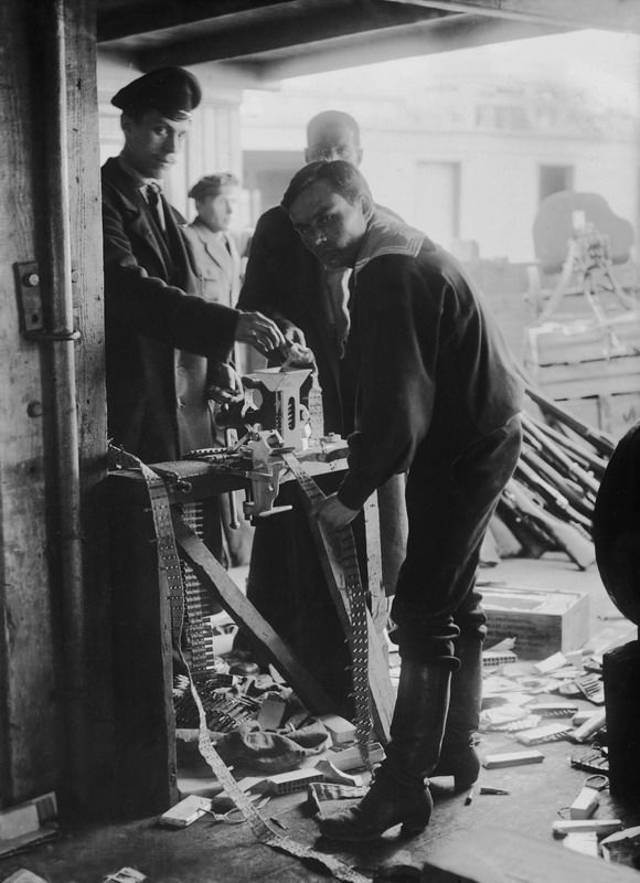 Набивка патронами пулеметных лент в оружейной мастерской, июль 1917, г. Петроград. Об оснащении участников июльских событий в Петрограде смотрите здесь.