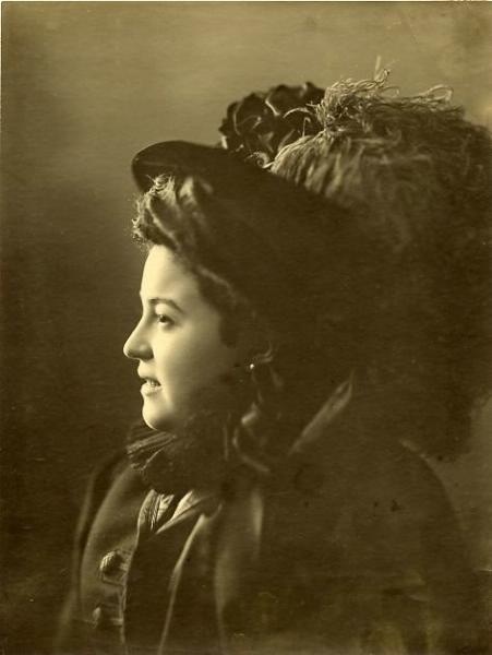 Портрет женщины в шляпе с пером, 1910-е