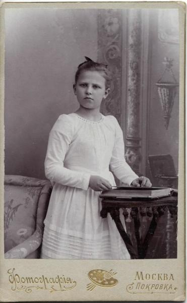 Портрет маленькой Нины Трубецкой в белом платье, 1908 год, г. Москва