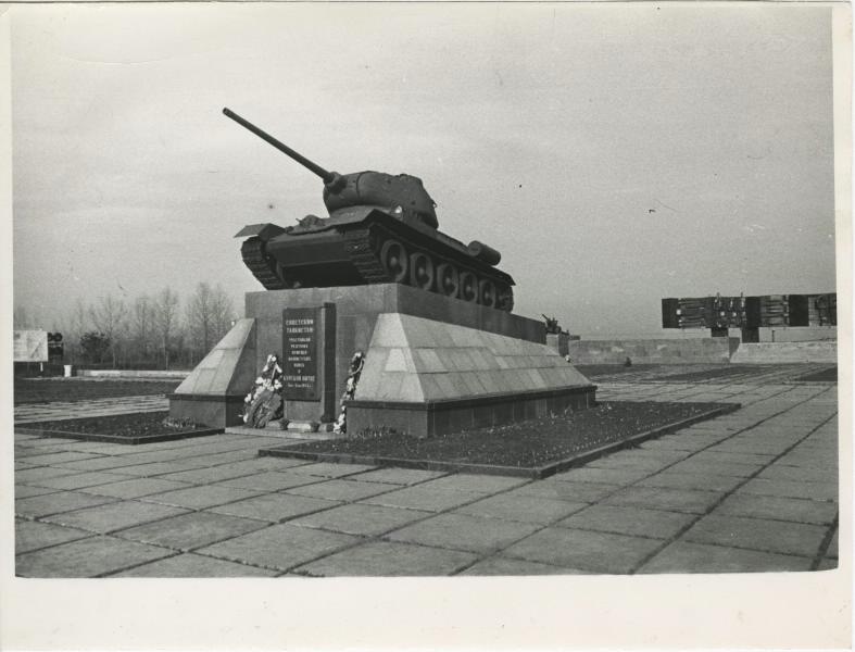 Памятник советским танкистам, 1970-е