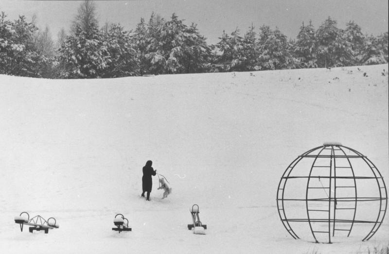 На снегу, 1981 год, Литовская ССР, г. Вильнюс. Выставка «Возвращение в детство: игровые площадки СССР» с этой фотографией.