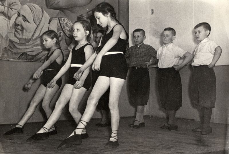 На репетиции танцевального колектива в школе № 13, 1961 год, Владимирская обл., г. Муром. Выставка «В школу!» с этой фотографией.