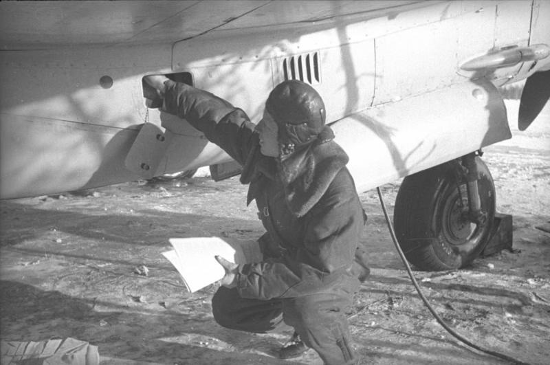 Летчик, загружающий в самолет-бомбардировщик Пе-2 листовки, 1941 - 1945, СССР