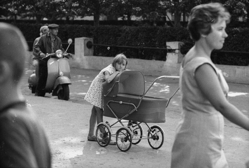 Прохожие на улице, 1967 год, Волгоградская обл., г. Волжский