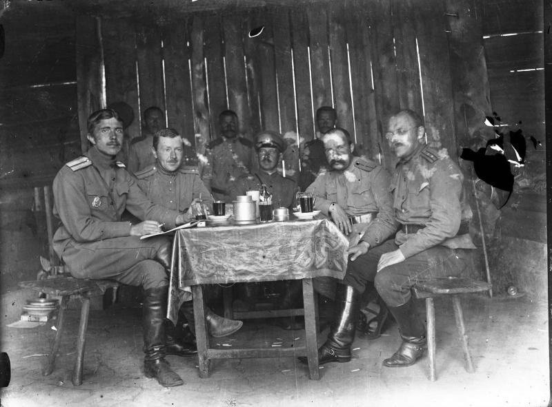 Группа офицеров за столом, 1900-е