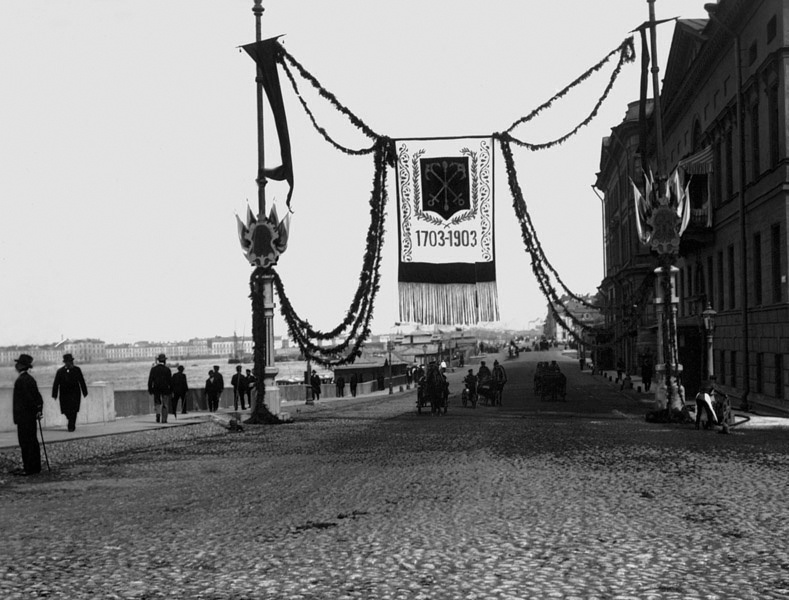 Юбилейный транспарант на набережной у Троицкого моста, май 1903, г. Санкт-Петербург. Празднование 200-летия Санкт-Петербурга.