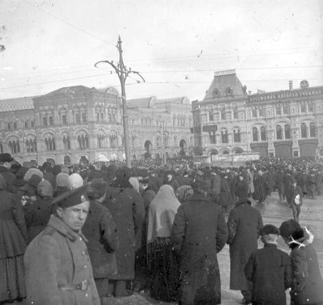 Толпа на Красной площади, 1910-е, г. Москва. На заднем плане — здания Верхних торговых рядов (нынешний ГУМ).