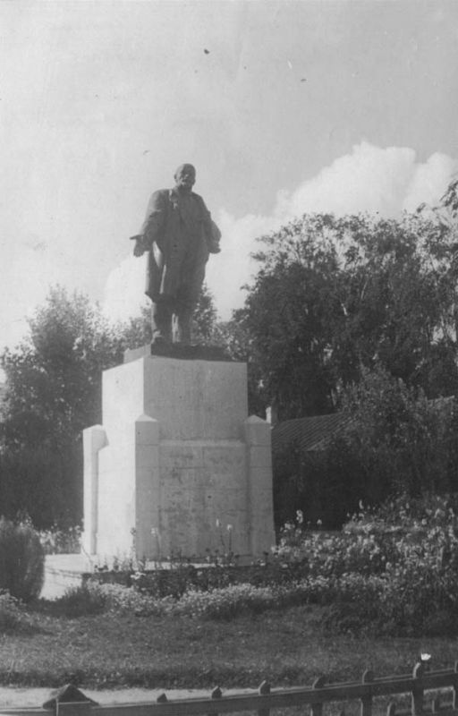 
    Фото Скульптура Владимира Ленина на площади Жертв Революции, август 1949, г. Череповец и Череповецкий район - История России в фотографиях
