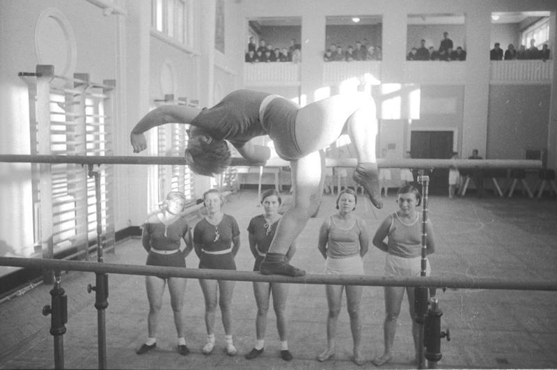 В гимнастическом зале Клуба металлургов, 1937 год, г. Магнитогорск