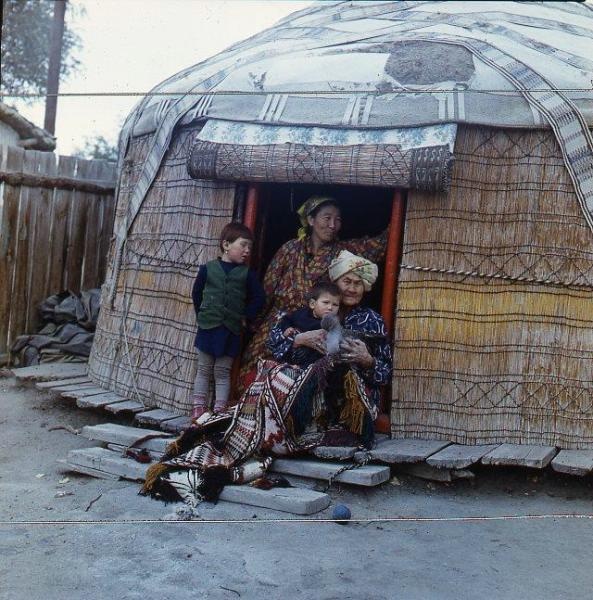 Две женщины с детьми у входа в юрту, 1965 - 1975
