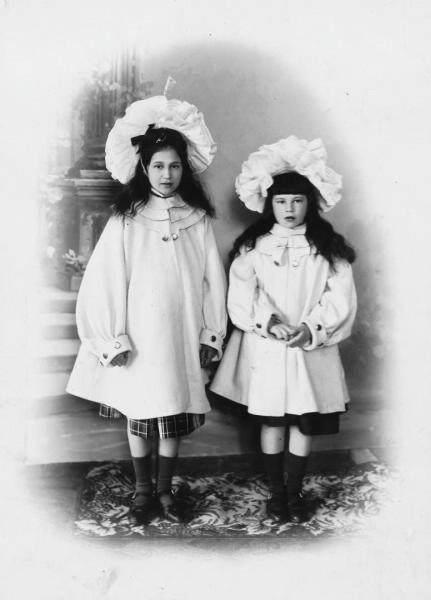 Дети Саввы Морозова – Мария и Люлюта, 1900 - 1903. Выставки&nbsp;«Работаю, значит, существую» и «Дореволюционная Россия: сестры и братья» с этой фотографией.