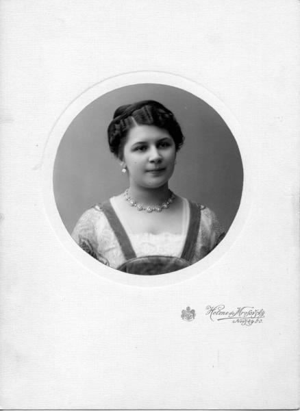 Портрет девушки в сарафане, 1910-е, г. Санкт-Петербург. В 1914-1924 годах – Петроград.