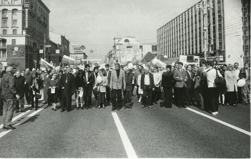 «Последний парад наступает». Демонстрация движения «Правое дело», 24 апреля 1999, г. Москва. Среди демонстрантов — Борис Немцов, Егор Гайдар и другие.
