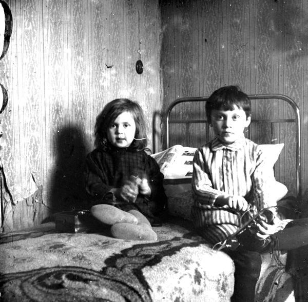 Сева с Валентиной, 1910-е. Дети Ивана Васильевича Авдонина.Выставка «Дача, прощай!» с этой фотографией.