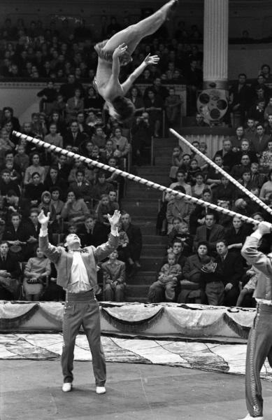 Ирина Шестуа и братья Асатурян в номере «Акробаты-вольтижёры с шестами» на манеже Московского цирка на Цветном бульваре, 1960 - 1962, г. Москва