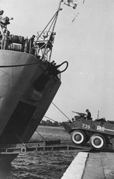 Морской десант. Бронетранспортер заезжает в отсек военного корабля, 1970-е