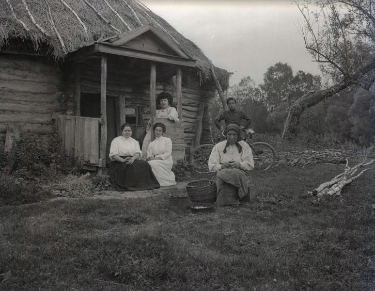 Во дворе избы, 1911 год