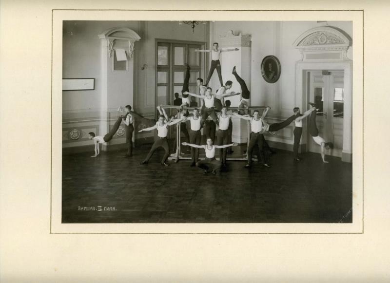 Занятия на брусьях в варшавской гимназии, 1910-е, г. Варшава
