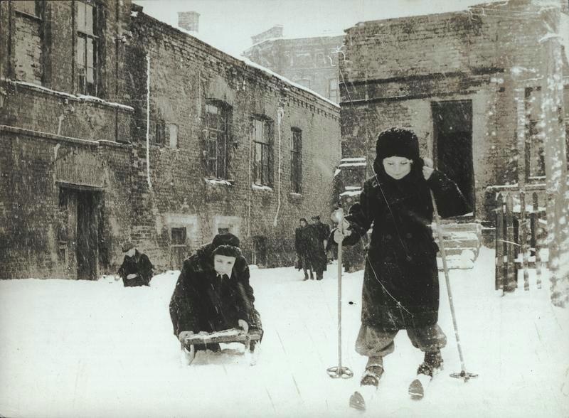 Катание на лыжах и санках, 1951 год, Украинская ССР, г. Днепропетровск. С 2016 года – Днепр.Выставка&nbsp;«А снег идет, а снег идет, и все вокруг чего-то ждет…» с этой фотографией.&nbsp;