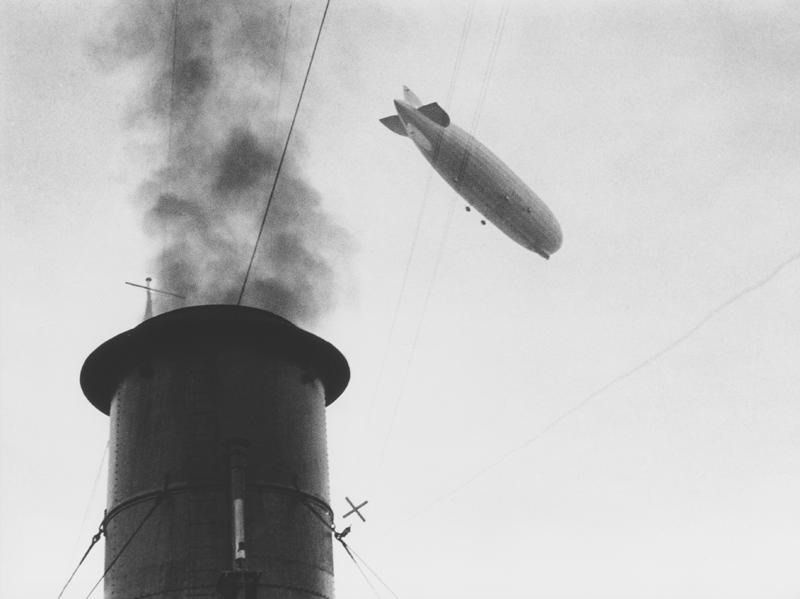 Германский дирижабль «Граф Цеппелин» проплывает в воздухе над дымящейся трубой арктического корабля «Малыгин», 27 июля 1931. Видео «Гениальный радист и "дедушка советского радиолюбительства" Эрнст Кренкель» с этой фотографией.