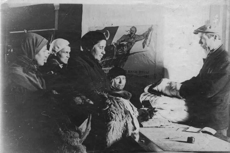 Сдача теплой одежды для фронта, 1942 год, г. Череповец и Череповецкий район