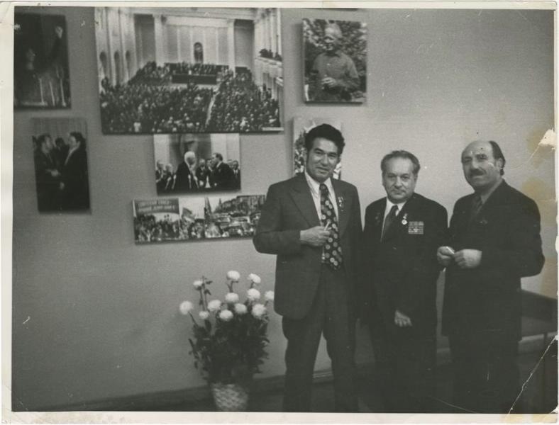 Чингиз Айтматов, Виктор Темин на фотовыставке, 1 января 1980 - 31 января 1987