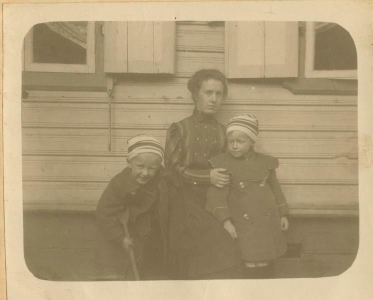 Женщина с детьми, 1900-е