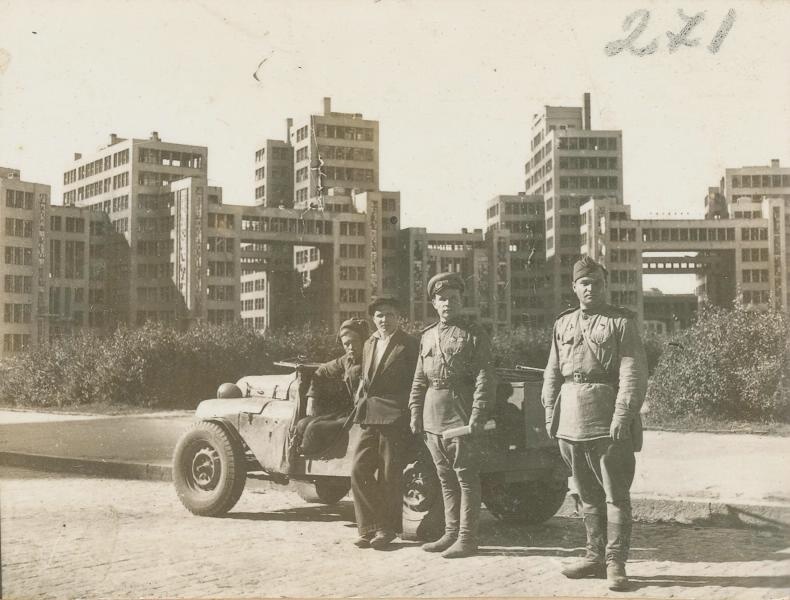 Без названия, 1943 год, Украинская ССР, г. Харьков, пл. Дзержинского. Групповой портрет на фоне Госпрома (Дом Государственной промышленности) - небоскреба, построенного в 1925 - 1928 годах.