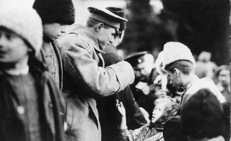 Офицеры на рынке, 1915 год. Выставки&nbsp;«Допустим, что мы останемся в живых; но будем ли мы жить?»&nbsp;и «Рыночные отношения» с этой фотографией.