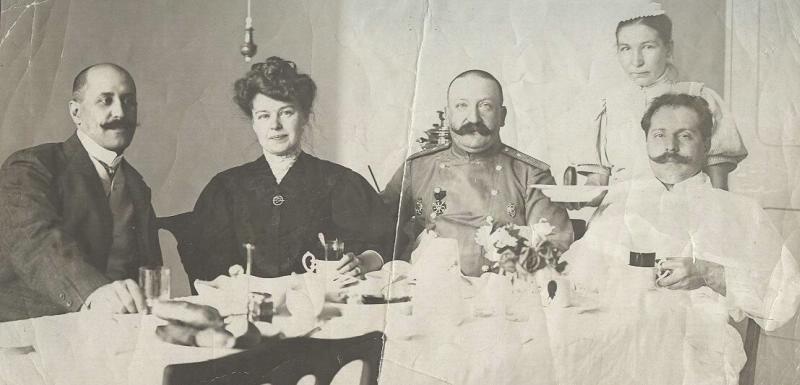 За столом, 1910 - 1917