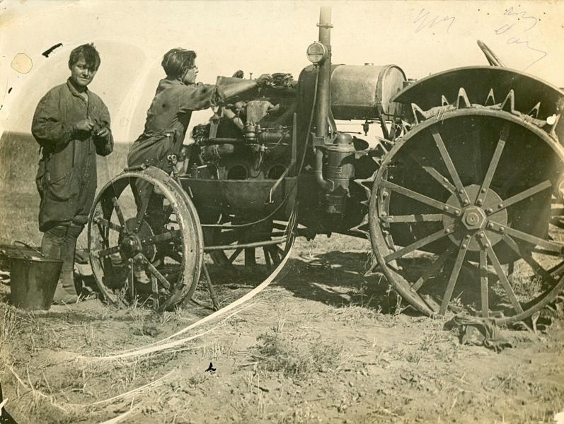 Девушки-трактористки, 1930-е