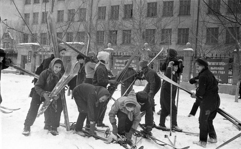 Дети с лыжами, 1964 год, г. Магнитогорск