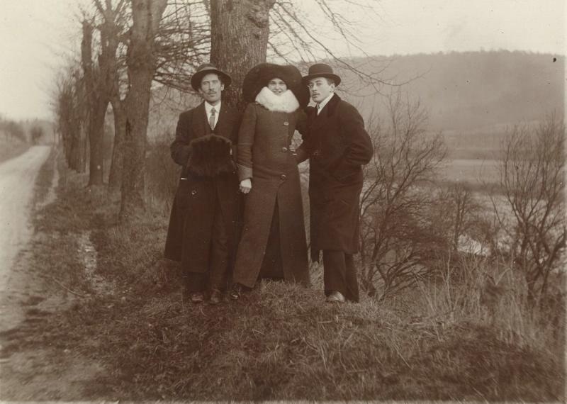 На прогулке, 1906 - 1910. Выставка «Забытый аксессуар» с этой фотографией.