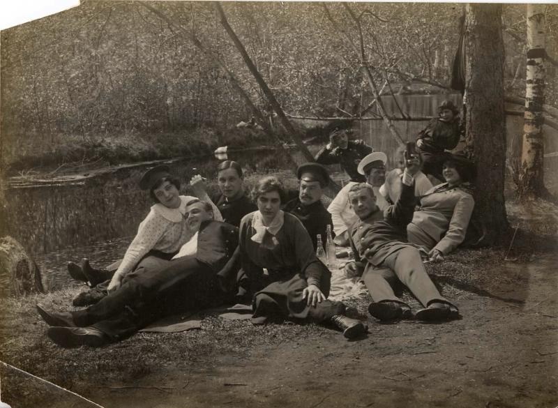 Пикник на берегу лесной речки, 1914 год