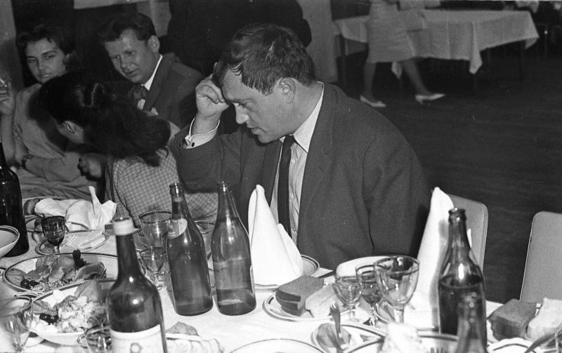 Василий Аксенов за столом, 1961 год, г. Москва
