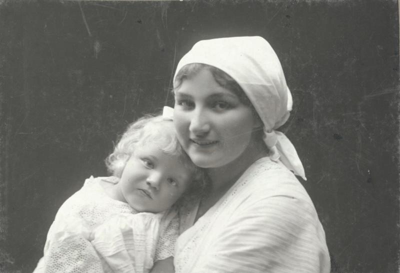Портрет молодой мамы с дочкой, 1899 - 1905, Смоленская губ., г. Ельня. Выставки&nbsp;«День матери»&nbsp;и «Ой, мамочки!» с этой фотографией.