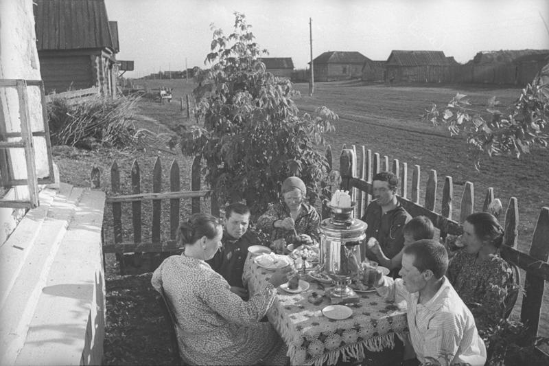 Семья Марина за завтраком в садике у своего дома, 1938 год, Куйбышевская обл., колхоз им. 17-летия Октября. Ныне Самарская область.
