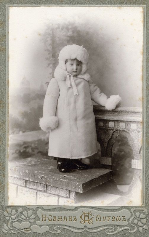 Портрет Вадима Жадина в зимнем пальто и шапке, 1900-е, Владимирская губ., г. Муром. Выставка «Нам не страшны мороз и вьюга» с этой фотографией.