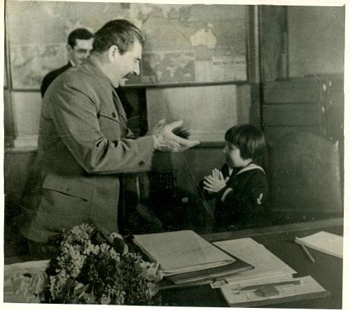 Иосиф Сталин и Энгельсина Маркизова, 27 января 1936, г. Москва. Иосиф Сталин аплодирует Энгельсине Маркизовой на приеме, устроенном в Кремле для руководителей партии и правительства и делегации из Бурят-Монгольской автономной социалистической республики.