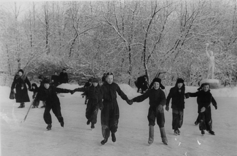 Детский каток в городском парке, январь 1959, г. Череповец. Выставка «Парк собирает друзей» с этой фотографией.&nbsp;
