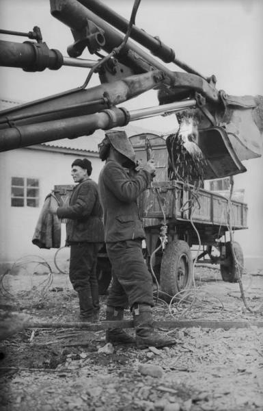 Ремонт сельскохозяйственной техники. Сварочные работы, 1950-е, Краснодарский край, совхоз «Газырский». Из серии «Сельскохозяйственные работы на юге России».