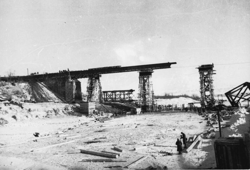 «На Калужском направлении. Советские саперы восстанавливают железнодорожный мост, разрушенный гитлеровцами при отступлении», январь 1942, Московская обл.